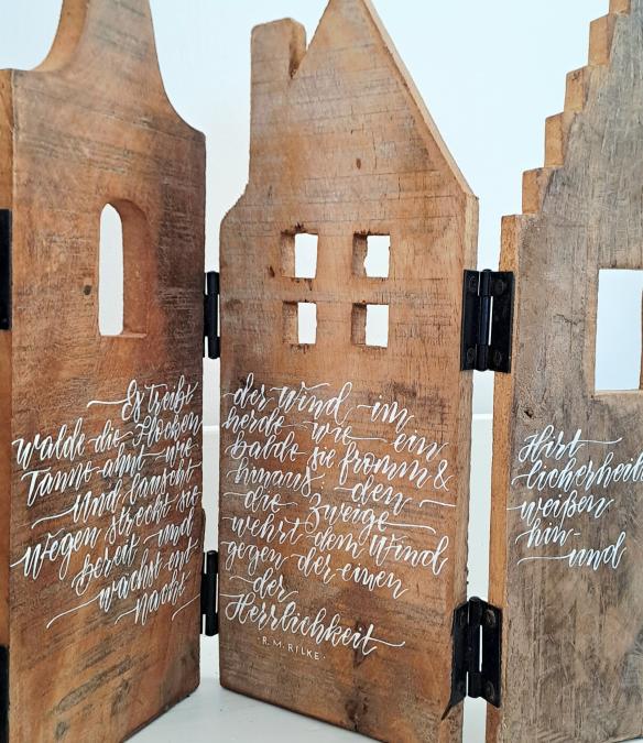 häuserzeile. wind im winterwalde.